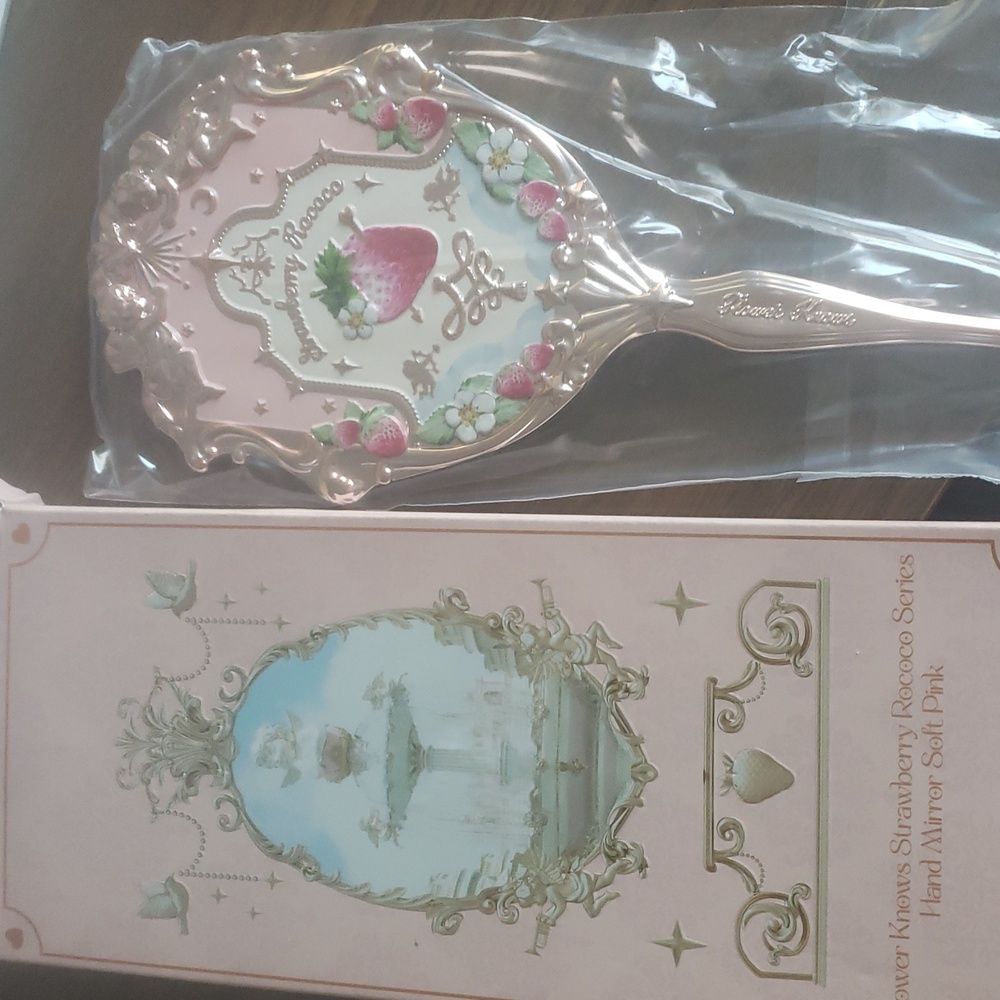 New in Box Flower Knows Strawberry Rococo Hand mirror soft pink
